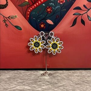 Beaded daisy Earrings -- aretes margarita artesanal